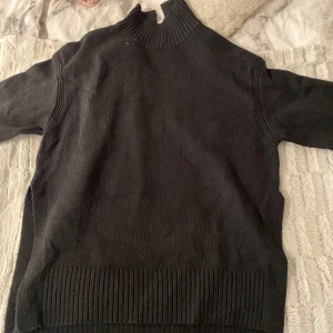 Tröja  - En tröja ifrån H&m med slits långst ner