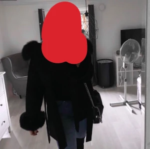 Svart päls kapp (äkta päls)  - Svart päls kapp med äkta päls. Kappan är knappats använd. Jag säljer kappan gör jag köpte fel storlek och kan inte lämna tillbaka den. 