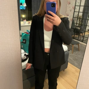 Kavaj  - Säljer svart kavaj från bikbok strl. S  Nyskick Säljer för att den är för tajt runt mina överarmar