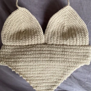 Beige virkad topp - Beige virkad topp, kan justeras i ryggen vilket gör att den passar olika storlekar men skulle säga runt xs-s💗 Kan göra i en annan färg om så önskas ❣️Skriv till mig privat för frågor eller bilder.