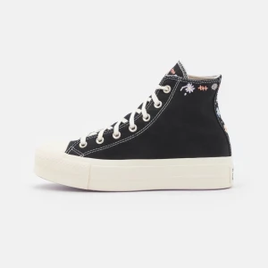 Plattform Converse med Blommor  - Supersupersöta converse som är lite unika med blommor! Mina är använda men rätt bra skick! Jag rengör sulorna innan jag fraktar, skriv privat för egna bilder 🫶