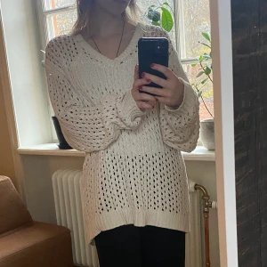 Hålstickad tröja - Superfin stickad tröja från Zara, köpt second hand. Stl M så ganska oversize på mig som e 164, men bara fint så passar flera storlekar:) Möts upp i första hand, Stockholm/Södermalm 