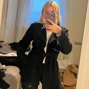 Kappa från Nelly - Kort kappa från Nelly. Fint skick men lite nopprig på en amren som knappt syntes. Resten av kappan är jättelen och fin. Lite oversized. Skriv vid fler funderingar 🥰