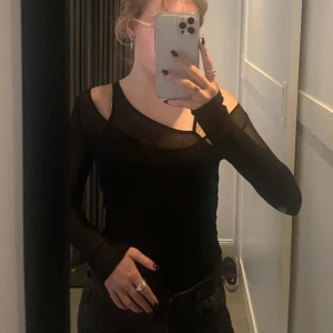 Långärmad topp från Zara - Jättefin mörkblå långärmad topp i tunt material från Zara 🤍 Aldrig använd, prislappen kvar. Storlek M 