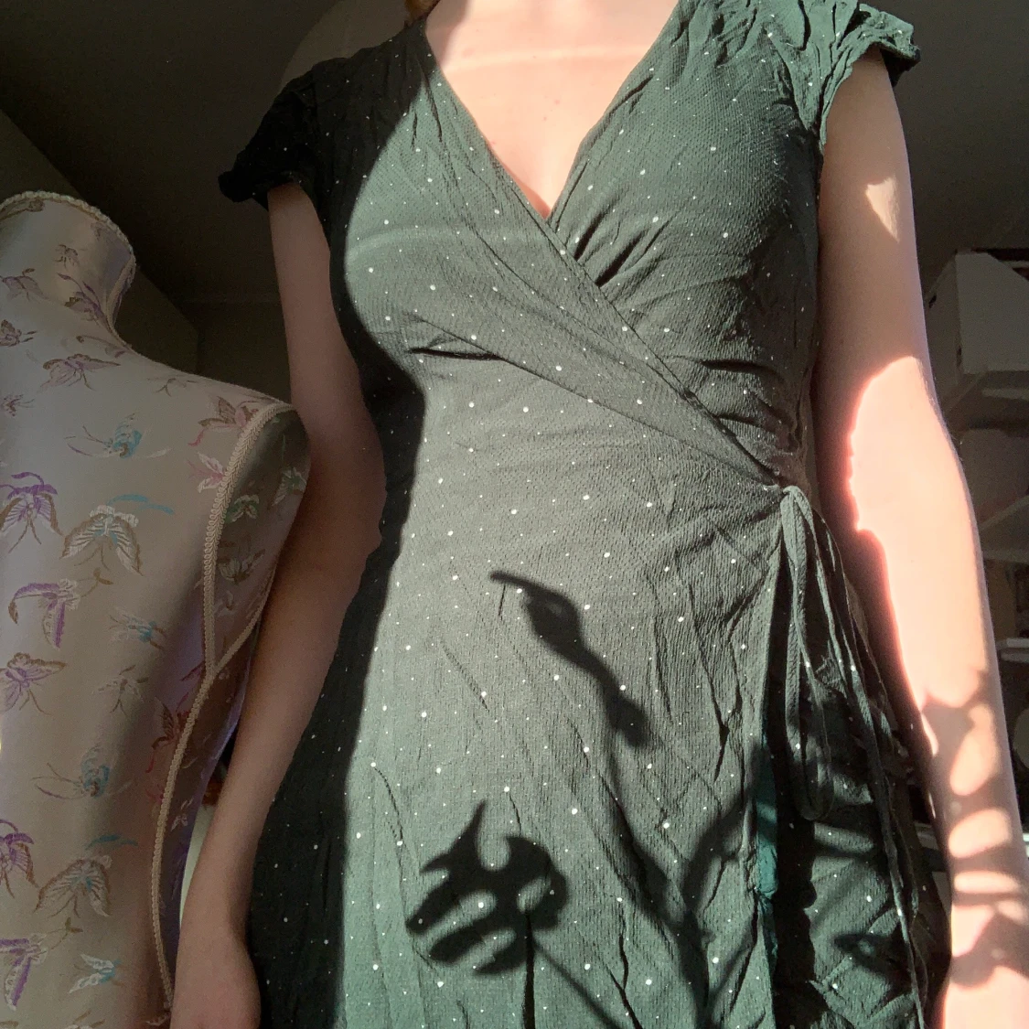 Grön och vit prickig omlottklänningen 