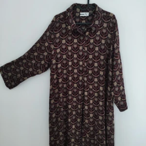 Skjortklänning STL 42-44 - Nyinköpt skjortklänning från Studio i 💯 % viskos. Storlek 42-44. Modellen har sprund på sidor Rna och fickor I sidsömmarna. Krage och knappar fram  Ärmen är ett snyggt ärmslut. Kan bäras öppen, med eller utan skärp i midjan för olika look. 