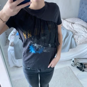 Topp! - Jätte cool topp ifrån zara!! Mäster med en volang på❤️‍🔥❤️‍🔥