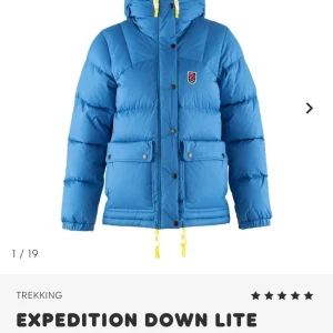 Fjällrävenjacka - Storlek:xxs Köpte jackan på här på Plick men känner att den inte kommer komma till användning då jag redan har många jackor, knappt använd men har lite repor vid ryggen men syns knappt.💓 Priset kan diskuteras och hör av dig om du vill ha fler bilder!