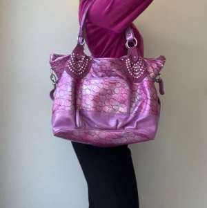 Väska med rhinestones  - Finaste väskan med ormskinsliknande, skimrande material och rhinestones.💕