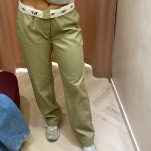 Dickies byxor  - För stora för mig. Hittar inte storlek men är 171cm lång och skulle säga att dessa är en storlek L/XL för en Oversize fit passar även män 
