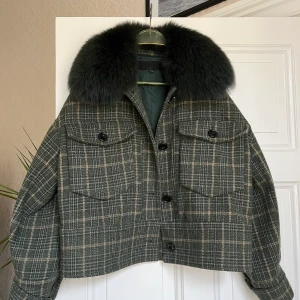 Meotine Charlie Jacket - En av mina favoritjackor, kan bli svårt att släppa denna men ska se vad den går för, varsamt använd, lite nopprig men inget som syns, storlek xs/s, modellen finns inte att köpa längre, avtagbar päls 