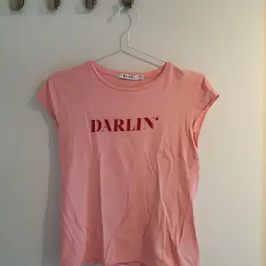 T-shirt från NA-KD som tyvärr blivit för liten. Lånad sista bild. Köparen står för frakt!