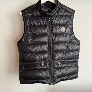 Moncler gui väst navy blue - Hej säljer min moncler gui väst som knappt är använd. Cond 8,5/10 Size 1 Kvitto, låda finns.  Köpare betalat för frakt.