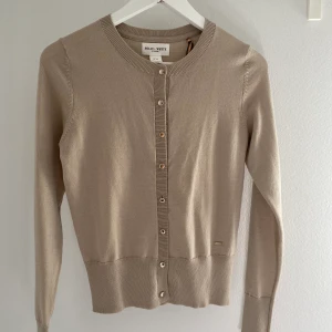 Kofta  - Sjukt snygg kofta från Lindex i stl xs. Aldrig använd så är i nyskick, (Nypris 349kr) Köparen står för frakt!