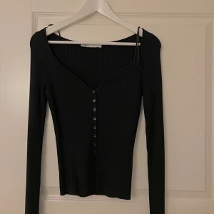 Tröja  - Från Zara, går att knäppa upp knapparna