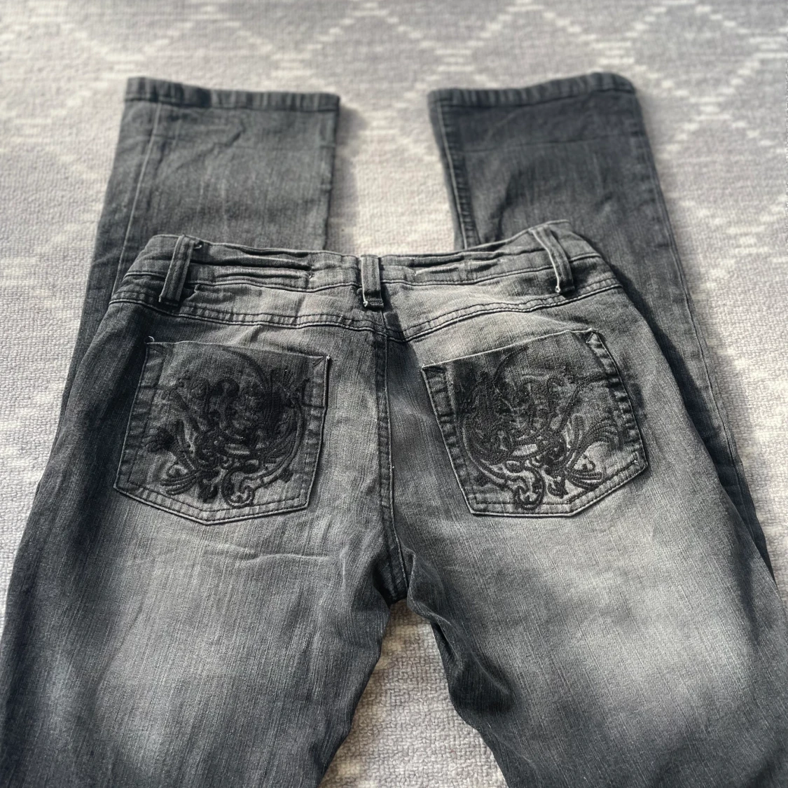 Svarta/går jenas med detaljer på rumpan - 91