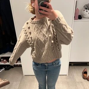 Mysig långärmad tröja 🫶🏼 -  Säljer denna sjuuukt mysiga tjocka stickade tröjan från H&M ! Den är så sjukt fin och mysig men kommer inte till andvändning för mig tyvär:( Den är så sjukt skön och mysig nu inför vintern ❤️ Nyåris : 399 , säljer för 200🫶🏼🫶🏼🫶🏼