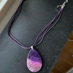 Halsband - Köpte detta fina halsband på en marknad men säljer pga att jag inte använder det så ofta! Syns ej på bilden men det är ganska kort och går att justera