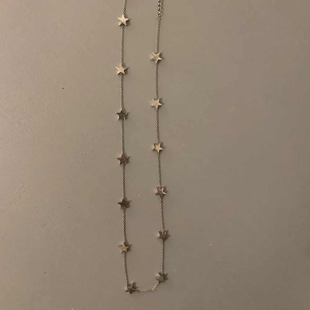 SÅ snyggt och populärt halsband i silver från Edblad. Nypris 399:-💞💞 Knappt använt och i mycket bra skick. Går att justera längden.. Accessoarer.