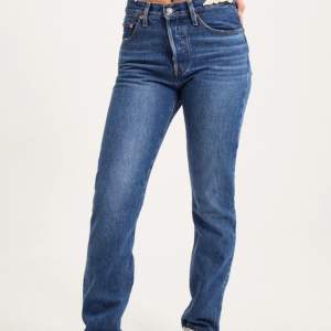 Säljer snygga levis jeans då de inte kommer till användning, använd en gång så typ helt nya. Finns egna bilder vid intresse, köparen står för frakt 🥰