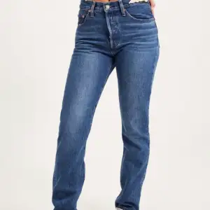 Säljer snygga levis jeans då de inte kommer till användning, använd en gång så typ helt nya. Finns egna bilder vid intresse, köparen står för frakt 🥰
