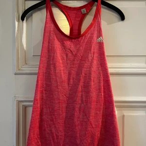 Adidas linne - Fint skick. Storlek XL Vill man köpa fler kläder så samfraktar jag. Eller om man vill ha fler träningskläder så får man köpa fler till ett billigare pris. 