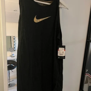 Nike träningslinne  - Fint träningslinne från Nike. Oanvänd med lapp kvar.