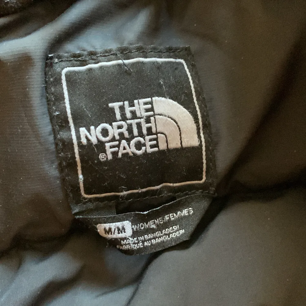 Svart north face jacka använd en vinter den kostar väl kanske 1000kr ny. Jackor.