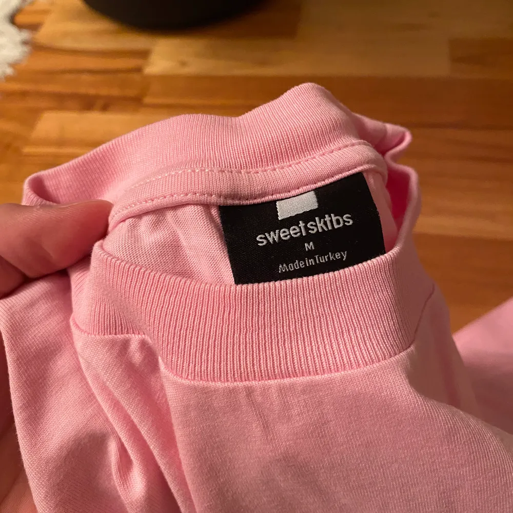 En rosa T-shirt från junkyard. Storlek M. Sitter oversized. Övrigt: pytteliten fläck vid ryggen Cond: 9/10. T-shirts.
