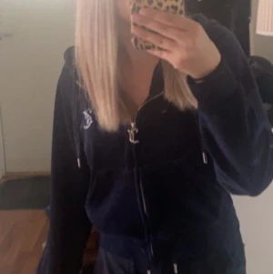 Juicy hoodie - Säljer pga ingen användning, bra skick inga hål, fläckar eller skador💗 stl S men passar xs 