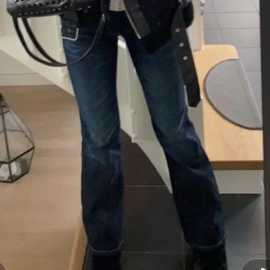 Mavi jeans bootcut - Säljer dessa lowwaist/midwaist Mavi jeans för dom ej kommer till användning, använt 2-3 gånger, som nya! Skriv privat för mer bilder💕