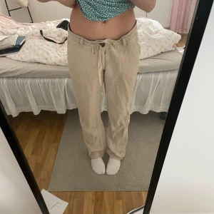 Linne byxor - Säljer dessa lågmidjade linnebyxor då jag har andra, dem sitter perfekt på mig i längden och är cirka 163 cm lång budgivning om fler är intresserade 💗