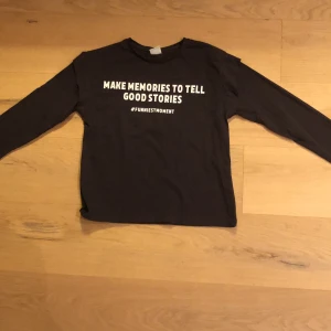 Svart långärmad tröja storlek 10år - Svart långärmad tröja, mysigt och skön! Inkluderar ej frakt eller Swish. Tar Swish 