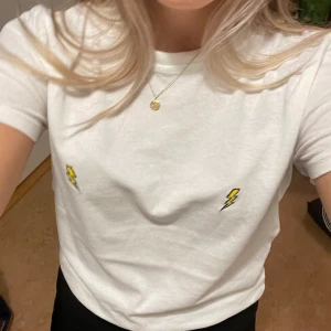 T-shirt från brandy Melville❤️‍🔥❤️‍🔥 - Vit topp från brandy Melville med två blixtar på, använd fåtal gånger och bra skick❤️‍🔥❤️‍🔥