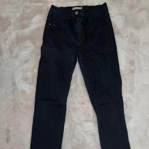 Svarta jeans i storlek XL från Gina tricot. Inga defekter!
