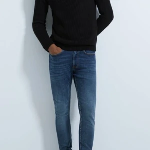 EUR 42 - Dessa byxor är killbyxor och jag beställde hem dem till min bror som en present men dem passade inte som han ville och har stått i hans garderob hela tiden alldeles oanvända😊