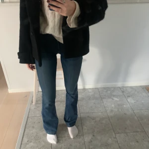 Jeans hm - Mörkblåa bootcut jeans från hm i storlek 34.