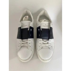 Valentino skor - Mörkblå valentino skor köpta från veistere❤️ köp direkt för 3500kr. Om anonsen inte är markerad som såld så finns skorna kvar. 
