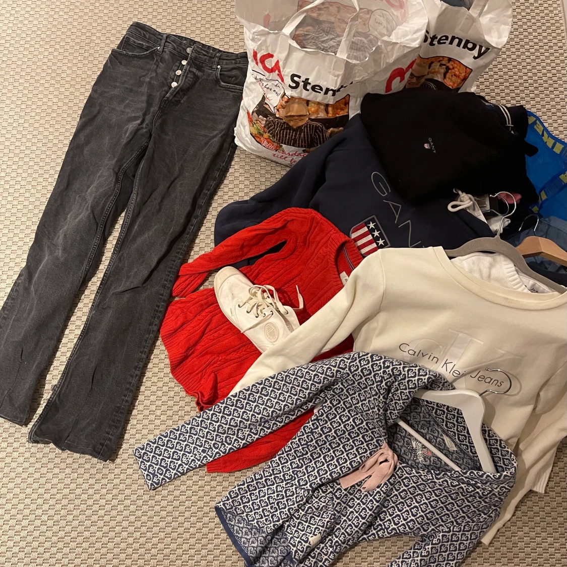 Säljer 6 kassar av jättefina kläder. 