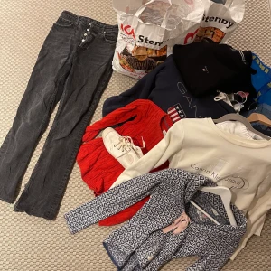 Säljer 6 kassar av jättefina kläder.  - Säljer nu mina kläder som jag inte längre kan ha, skor (36-37), kläder från 160-s, jeans 160-36.  Både märkeskläder från gant, Calvin Kline, oddmolly osv men även kläder från hm osv. 