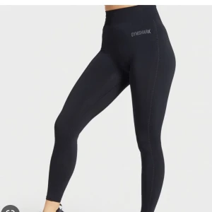 Gymshark tights  - Gymshark lightweight breeze tights , använda ca 4 gånger men spruckit lite i sömmarna nere vid vaderna ,går säkert att laga. 