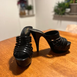Svarta pumps strl 39 - Svarta pumps i storlek 39. Använda sparsamt. Platå framtill.