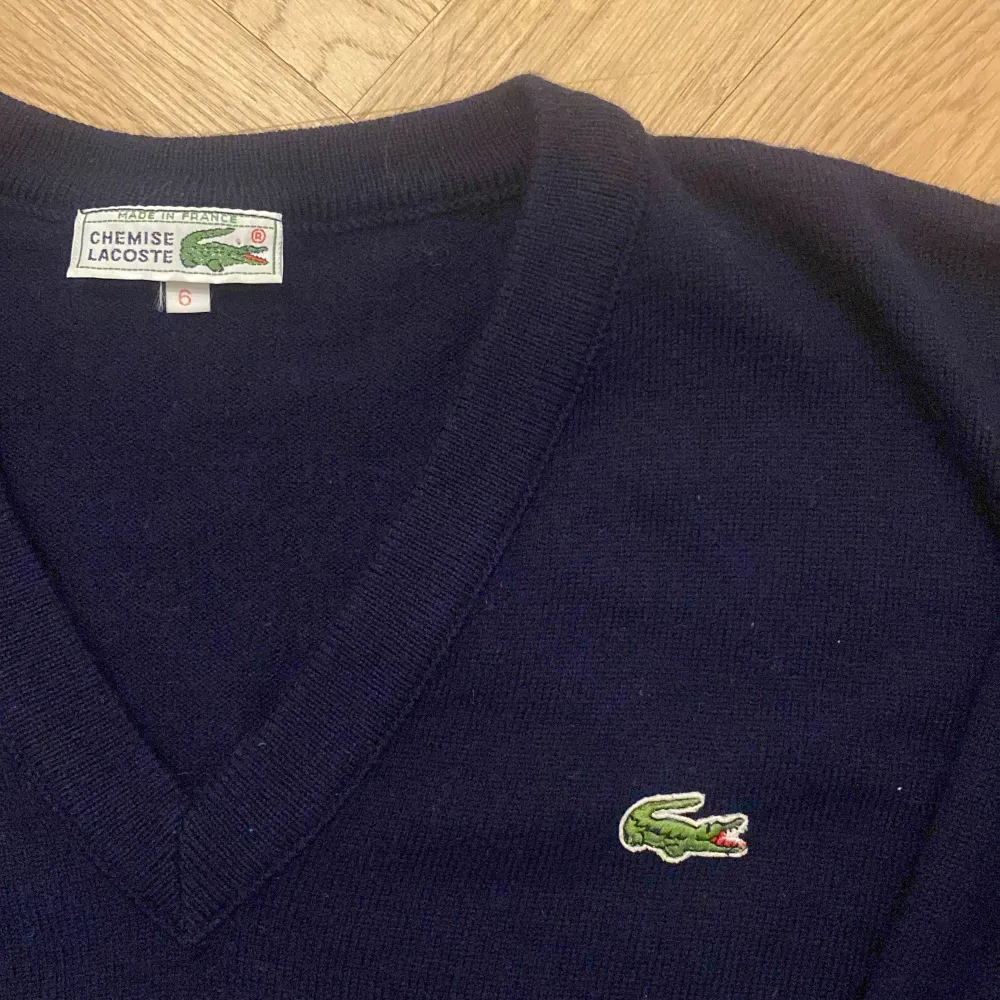 Stickad lacoste tröja storlek 6 (Xl) men passar som L eller M skick 9/10 men två små fläckar på ärmarna så säkert går bort i tvätten. Den går in rätt så mycket i utgångarna. . Stickat.