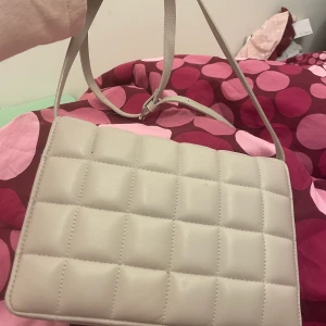 Axelväska  - Axelväska beige. Den är superfint sick. Använd fåtal gånger. Den kommer inte till användning.   Kan posta och kan mötas upp. Tar emot Swish.   Väskan för 100kr  Frakt 69 kr