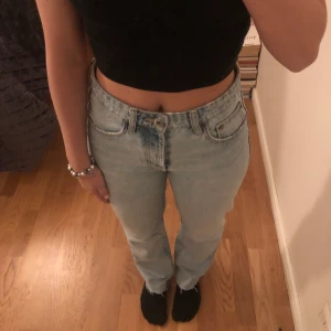 Ljus blå jeans zara  - Midrise jeans från zara i fint skick. Klippta och passar då strl 34 och längd ca 156 cm för referens 🫶 kom privat för frågor eller fler bilder 