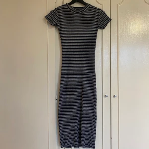 Randig klänning från Zara, storlek s-m - En blå-vit-randig klänning från Zara i storlek s-m. Materialet är ribbat så klänningen sitter superbra! Klänningen slutar stax under knäna på mig (168 cm lång).  Pris för frakt tillkommer 