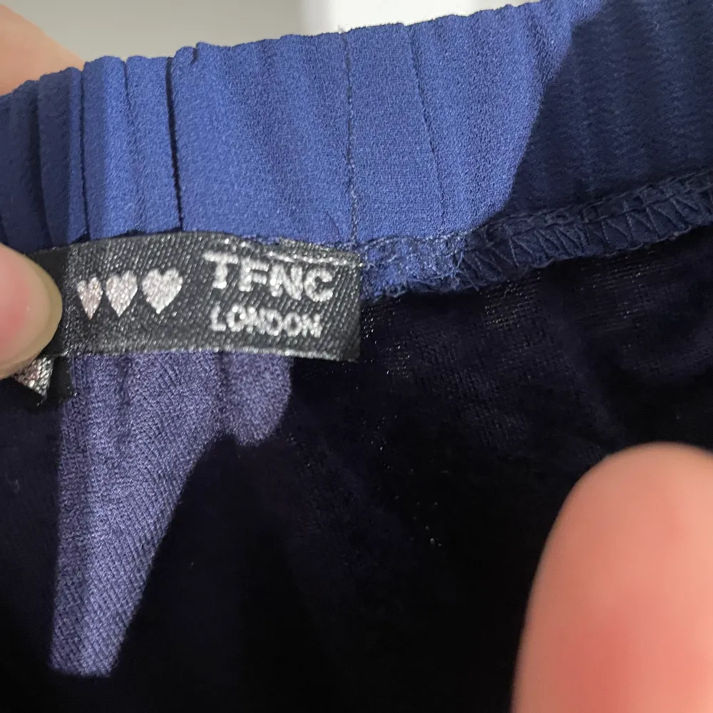 Jätte vacker mörkblå klänning från TFNC London. Storlek   S. Säljes då den är för liten. . Klänningar.