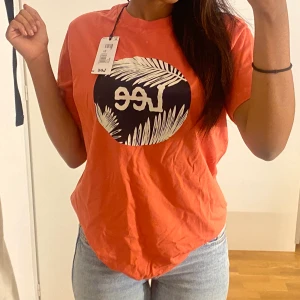Lee t-shirt M - Säljer en jätte fin lee t-shirt i storleken M aldrig använd, prislappen är inte kvar råkade ta av den