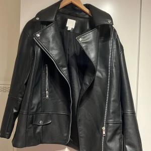 Skinn jacka - Snygg skinn jacka från H&M, använd ca 2/3 gånger, som i nyskick. 