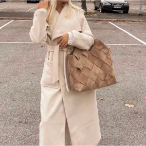 Kappa från bikbok - Kappa från bikbok köpt på Plick men trodde den va vitare än den va och har redan likande färg så därför säljer jag. Lånade bilder!